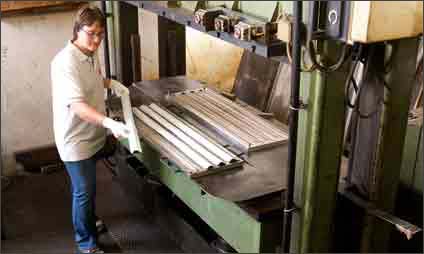 Speci&aacute;ln&iacute; v&yacute;roba gumov&yacute;ch v&yacute;robk� pomoc&iacute; velk&yacute;ch lis�